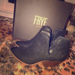 Frye Reina cut out booties